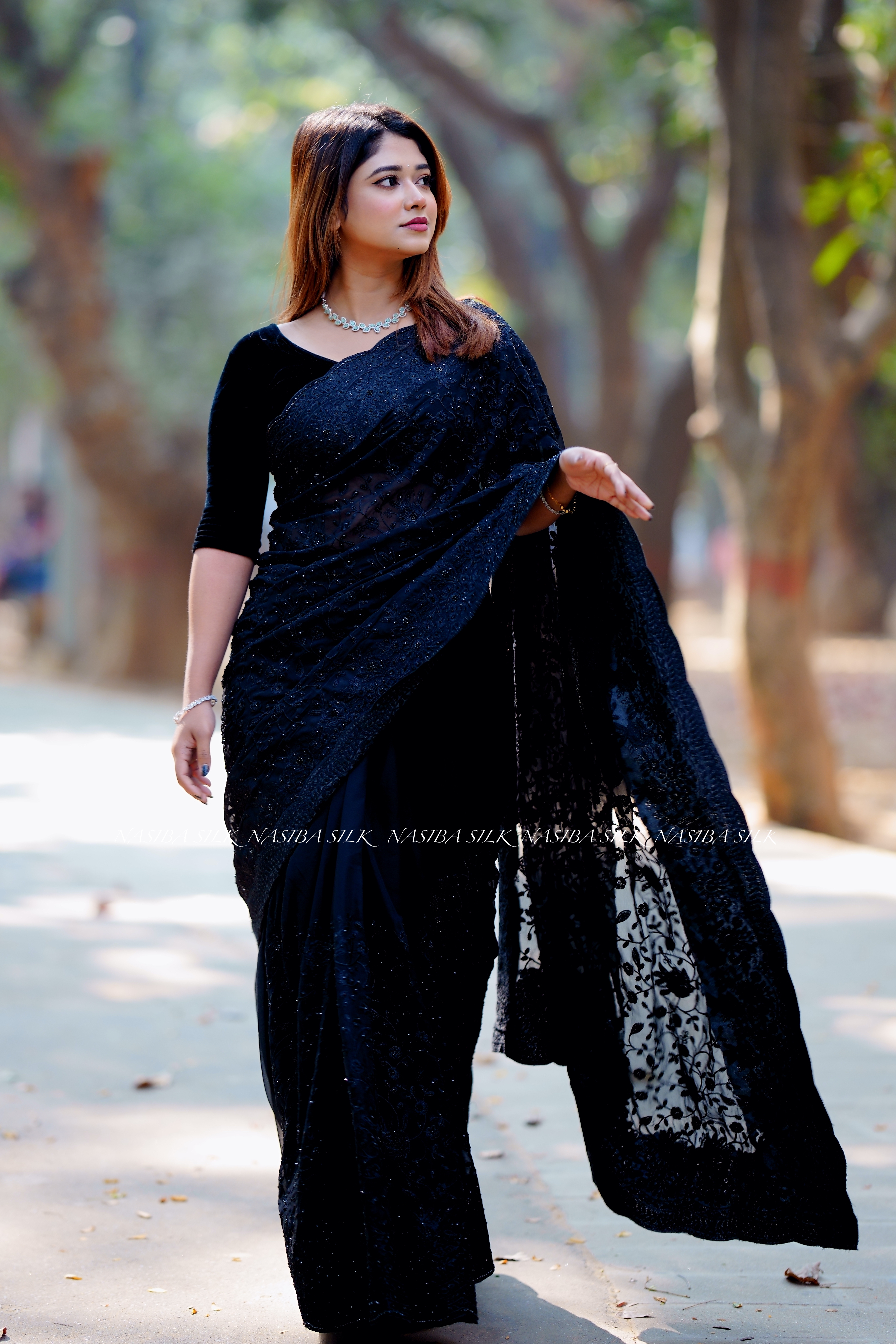 Queens don't need crowns; they wear sarees.